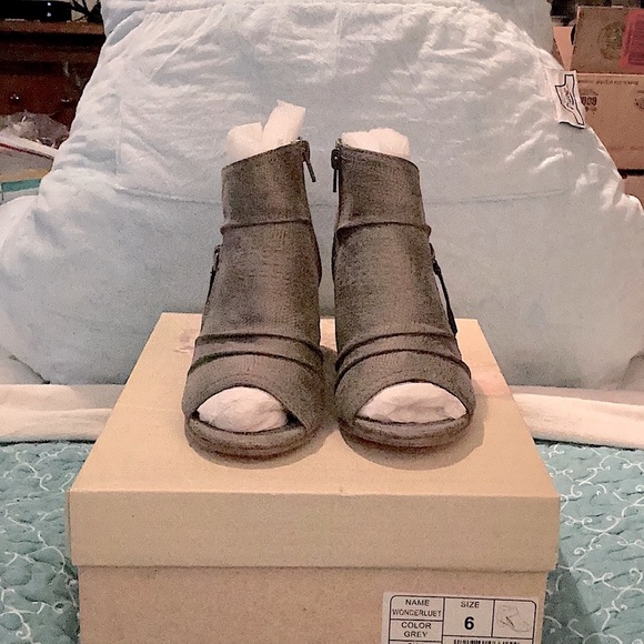 Brand new in box. Very G Booties - Picture 1 of 7